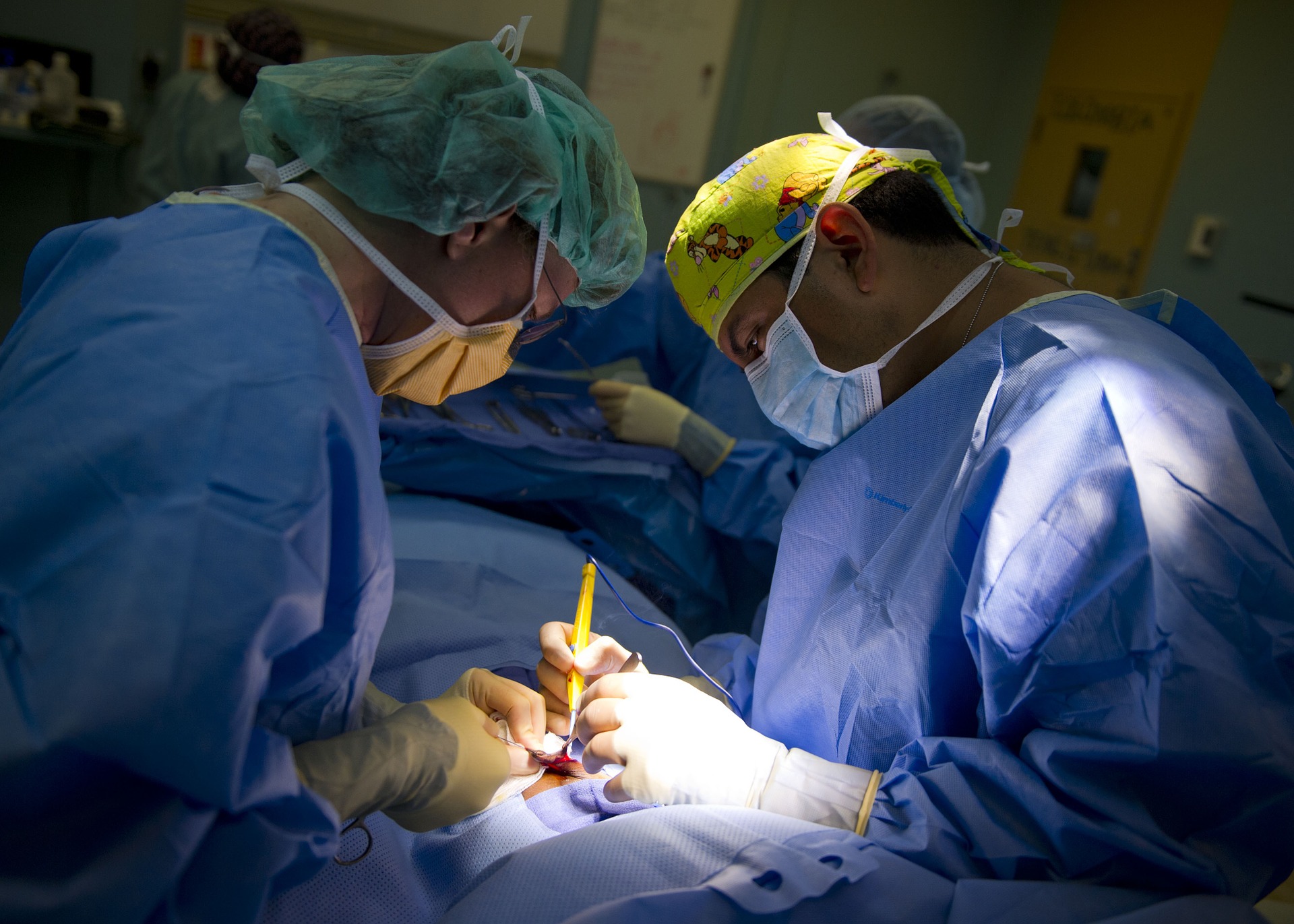 Patient i kirurgi med 2 medicinsk personal